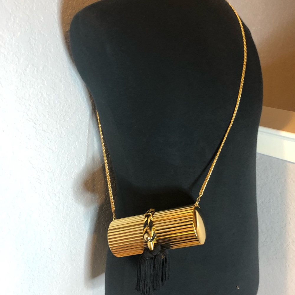 Metal ribbed round lipstick bag